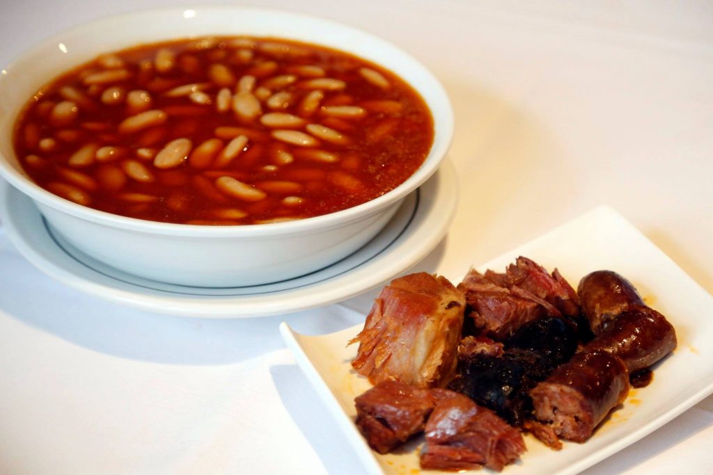 Disfruta de la mejor fabada en La Máquina de Lugones