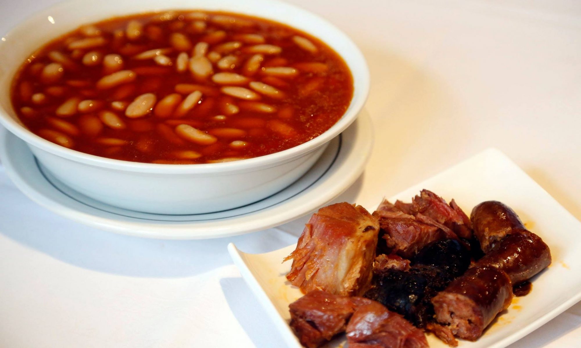 Disfruta de la mejor fabada en La Máquina de Lugones